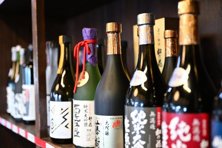 棚に並んでいるさまざまなお酒