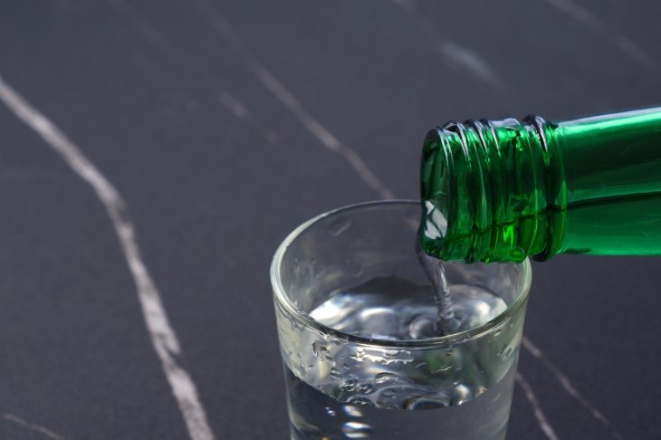 お酒をグラスに注ぐ様子