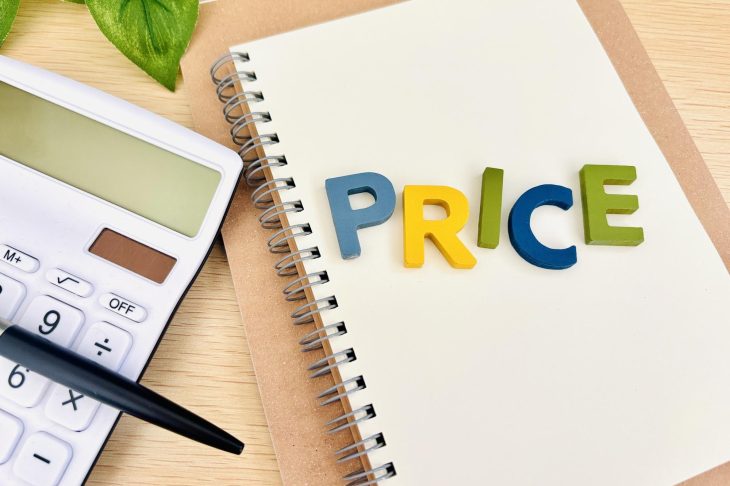 PRICEの文字と筆記用具・電卓