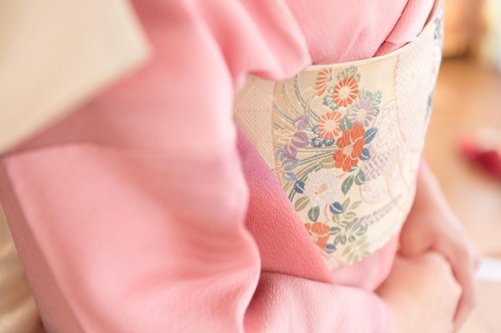 ピンク色の着物を着た女性