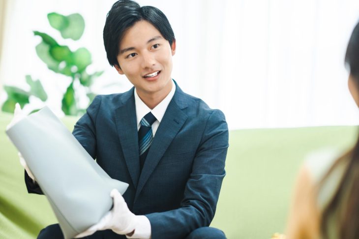 バッグを念入りに確認している査定士
