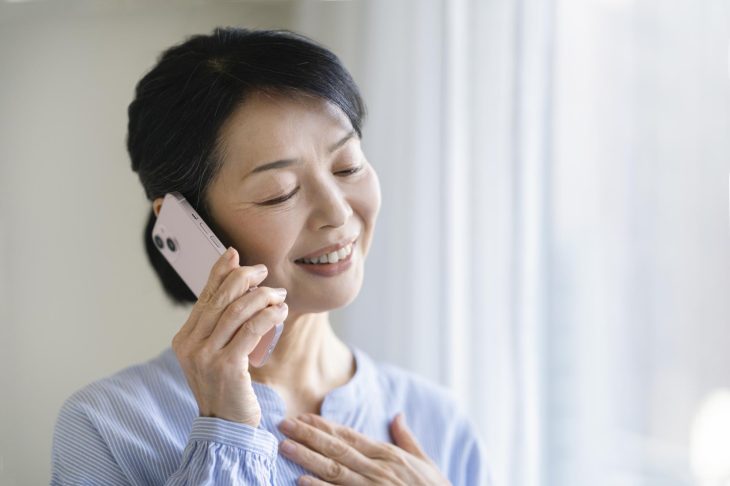 スマホで通話するミドル女性