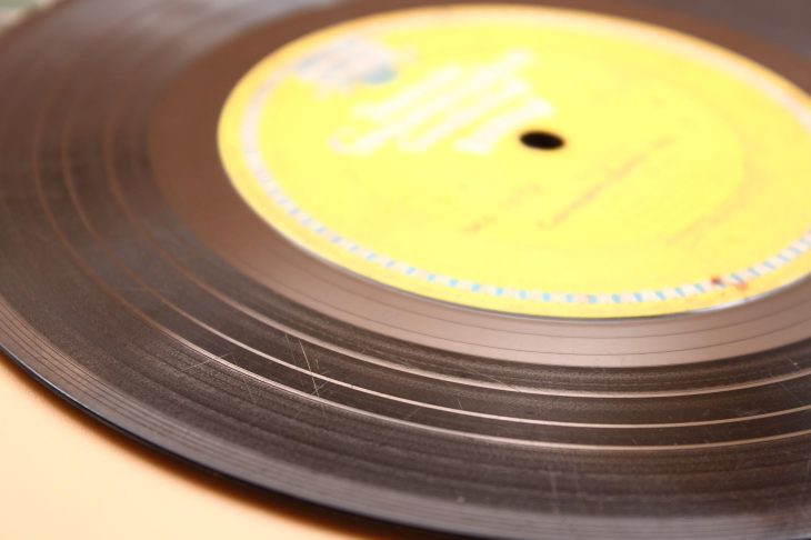 たくさんの傷が付いたレコード盤