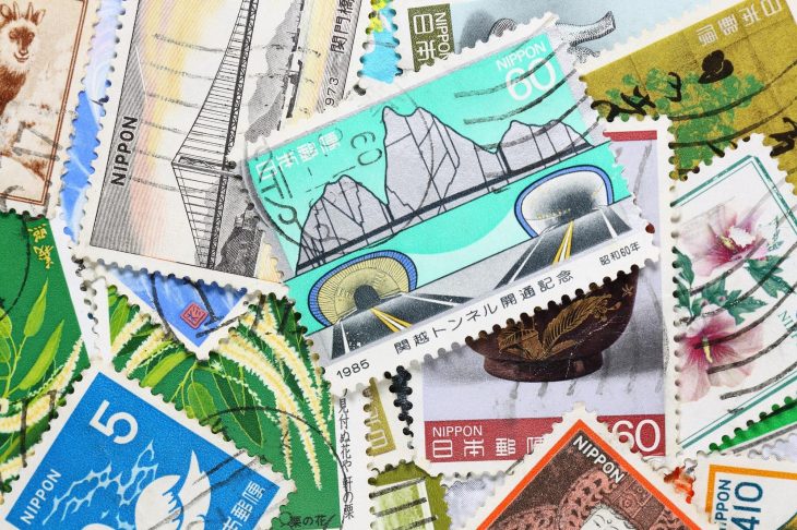 使用済みの日本切手を重ねて並べたコレクションの写真