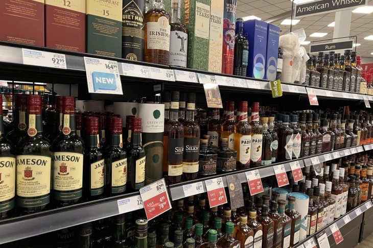小売店の棚に並んださまざまな酒のボトル