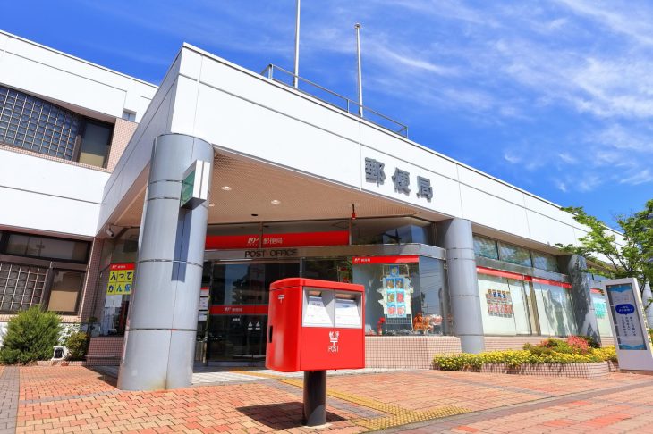 郵便局の局舎とその前にある郵便ポスト