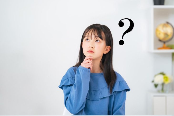 疑問を感じている女性とクエスチョンマーク