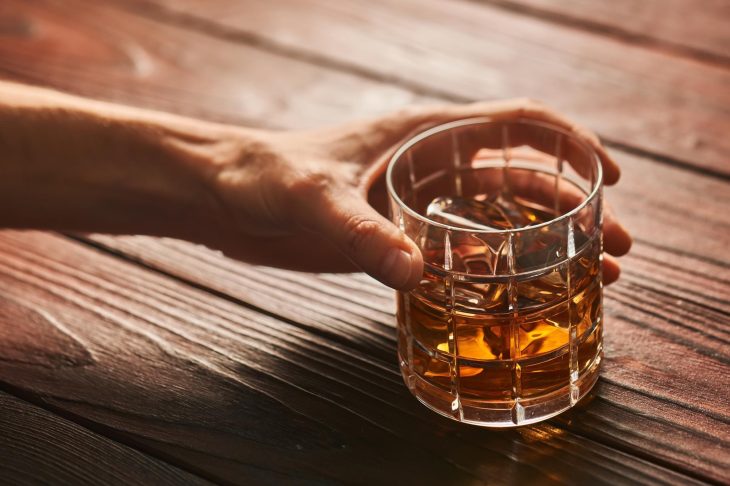 グラスに注いである酒