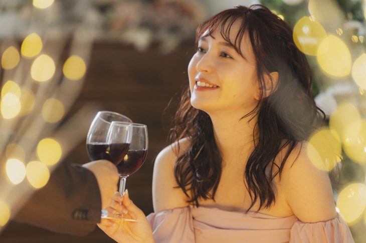 ワインを飲んでいる女性