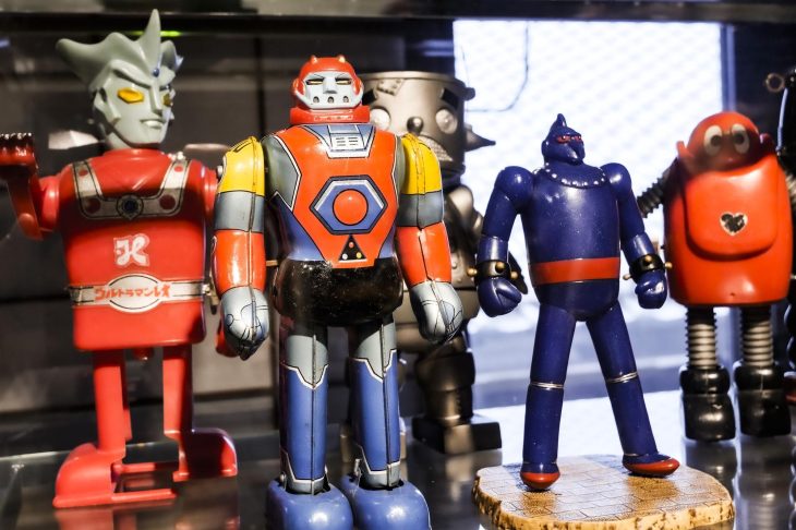 昭和レトロなロボットやヒーローのブリキ玩具が並ぶコレクションケース