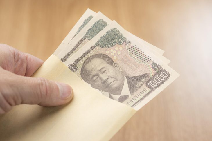 封筒に入った3枚の一万円札