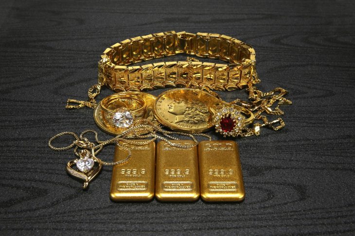 金を使用しているさまざまな製品