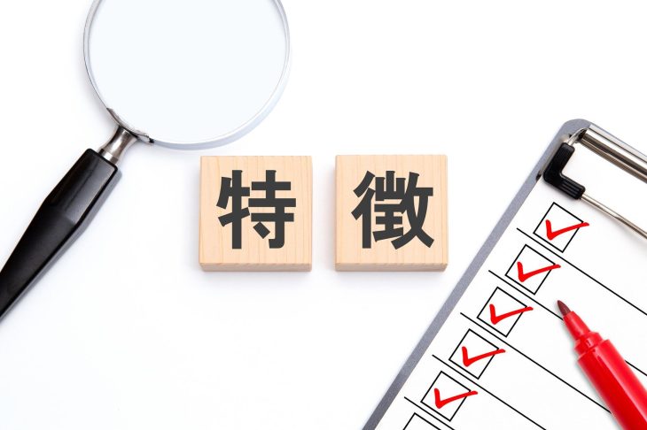 特徴と書かれたブロックとルーペ、赤フェルトペン