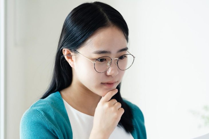 考えごとをしている女性