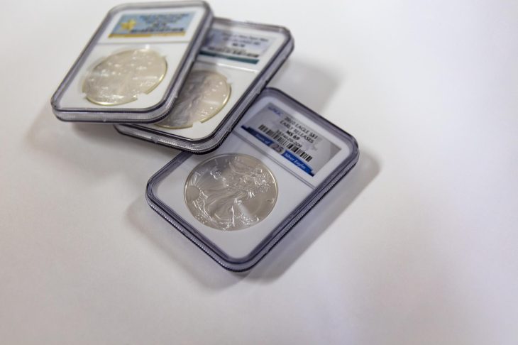 ケース入りの3枚の銀貨
