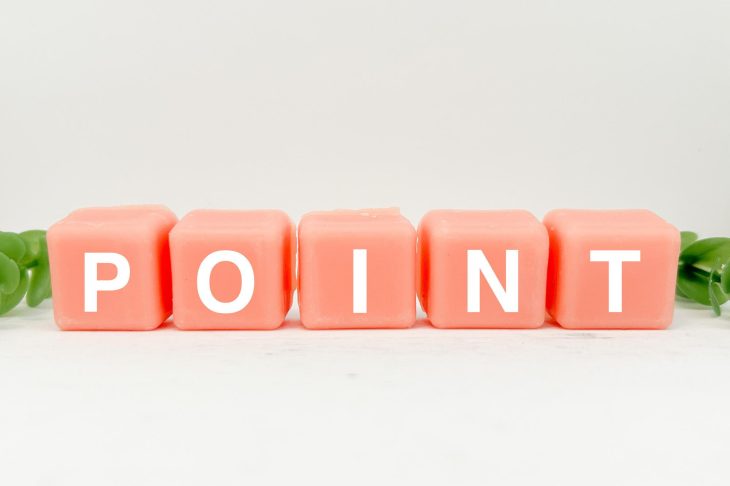 POINTの文字が記されたピンクのブロック