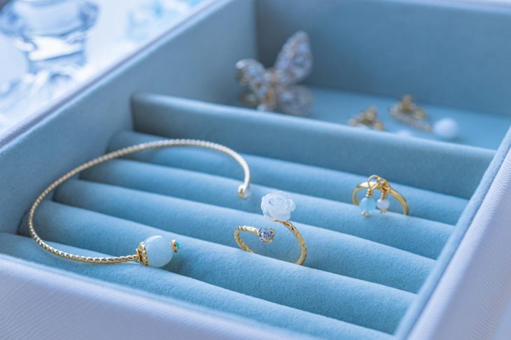 水色のジュエリーボックスに収納された、リングやブレスレットなどのアクセサリー