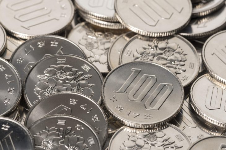 ほぼ未使用の状態の100円玉