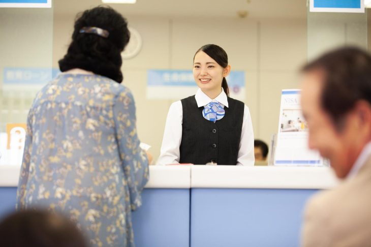 銀行の窓口業務をする女性銀行員
