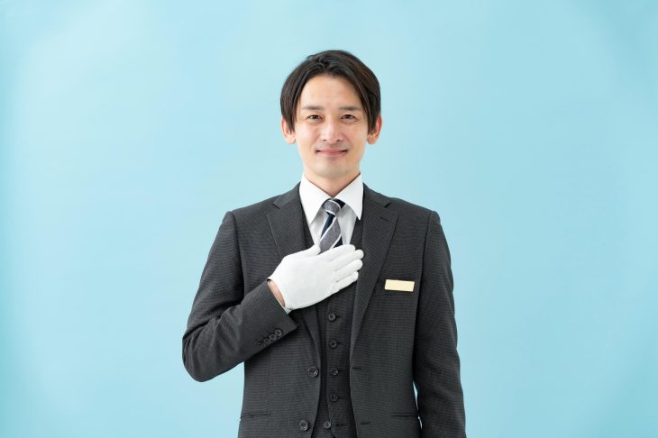 胸に手を当てている白手袋の男性