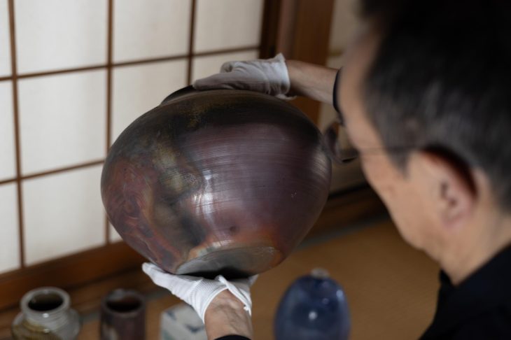 つぼの状態を丁寧に確認している人の様子