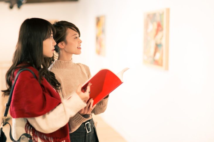絵画を鑑賞している2人の女性