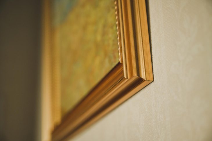 壁にかけられた絵画