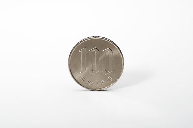 正面から撮影された平成17年発行の100円玉