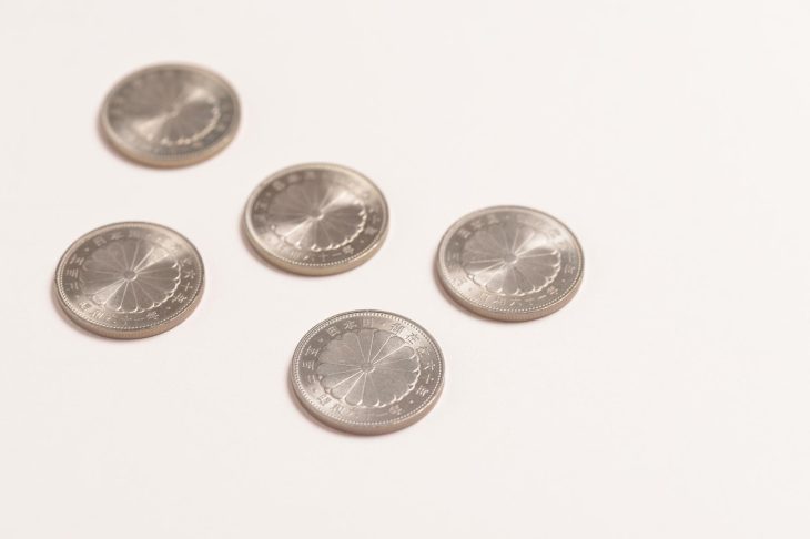 菊花紋章が入った5枚の記念硬貨