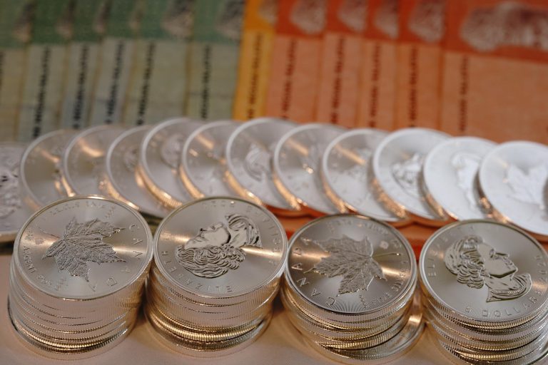 銀貨の価値は今後どうなる？銀価格高騰の理由と売却の判断ポイント