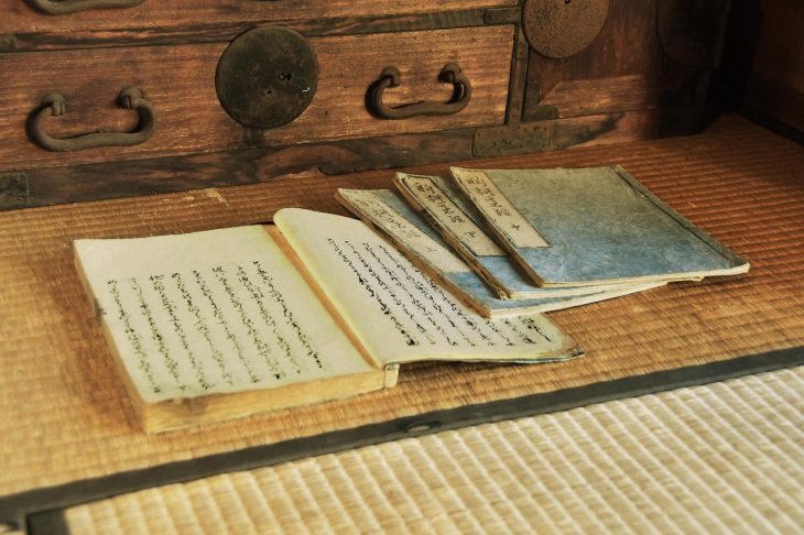 並んでいる4冊の古書