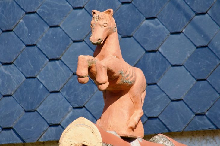 屋根の飾りに使用されているテラコッタの馬