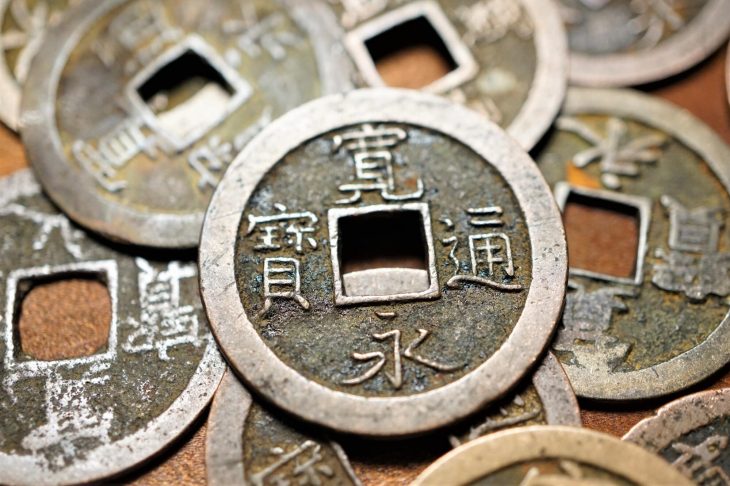 ばらばらに置いた複数の寛永通宝