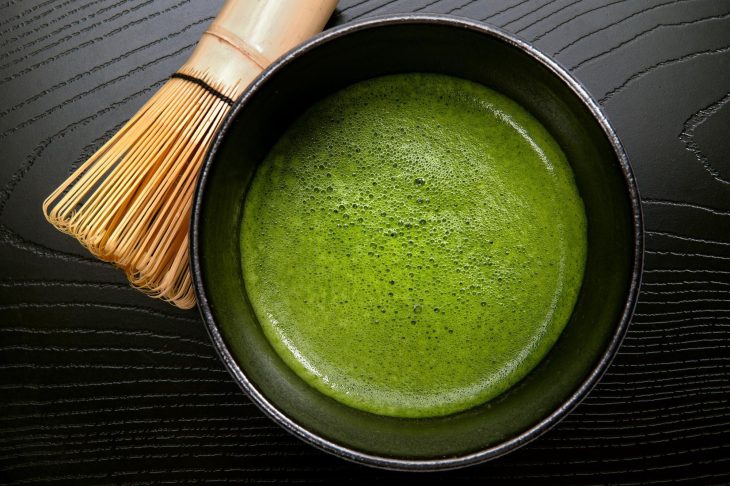 抹茶が入れられている黒い茶碗