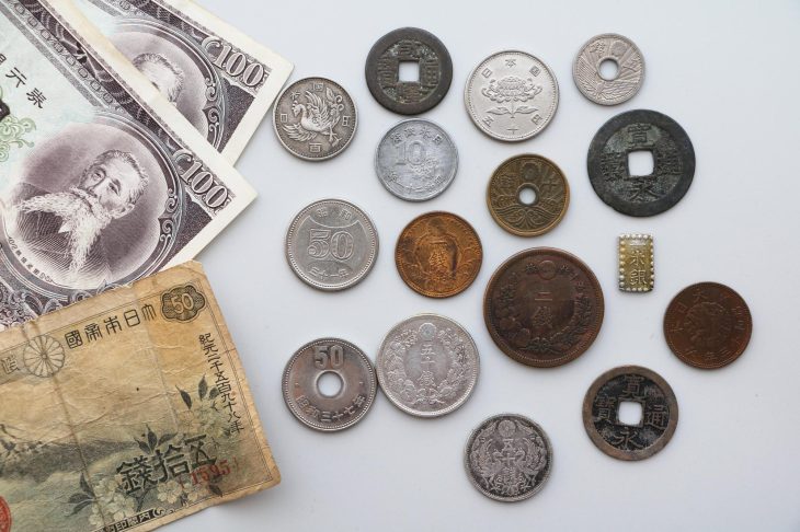 さまざまな種類の日本の古銭