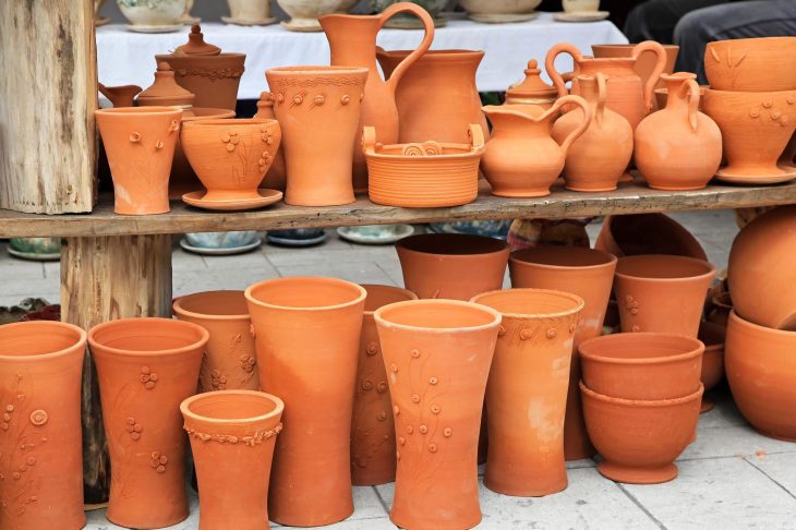 植木鉢や水差しなどのさまざまなテラコッタの容器