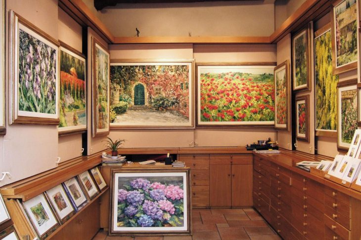 ギャラリーに展示されている風景画