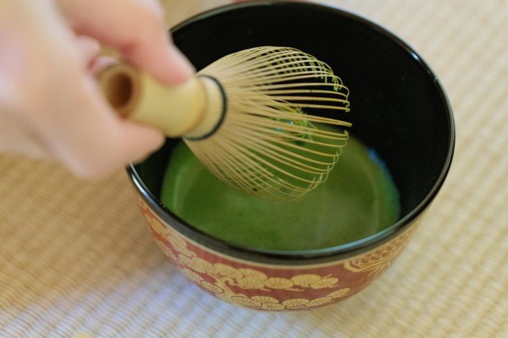 抹茶をたてている様子