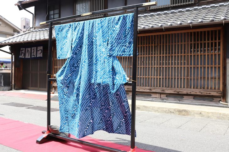 衣紋掛けにつるされた絞りの着物