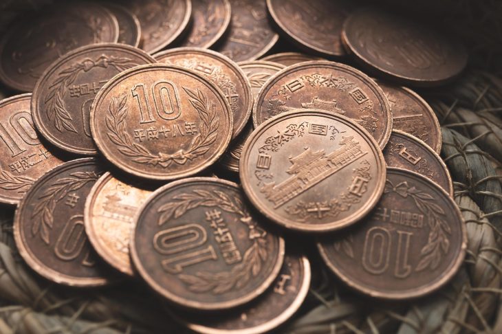 重なり合っているさまざまな発行年の10円玉