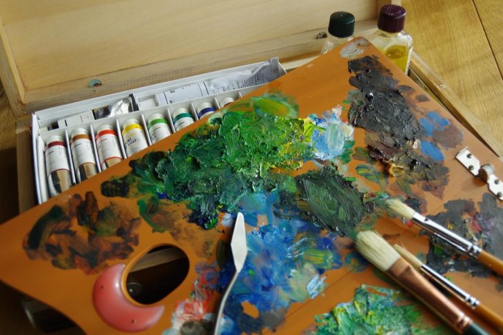 油絵を描く際に使用するパレットや絵の具などの道具