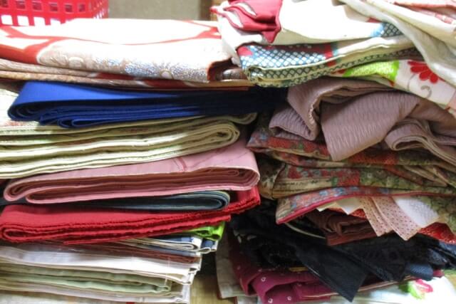 不要な着物はどこで回収してもらえる？リメイク・処分・寄付・買取の違いや費用を解説