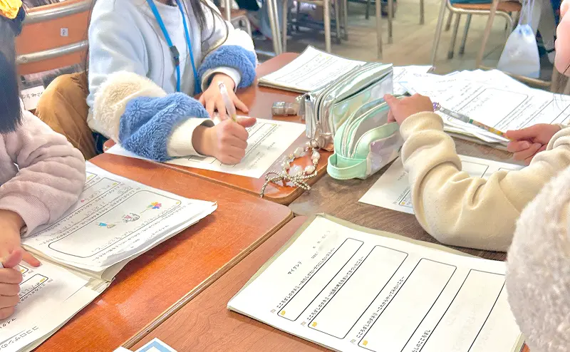 授業に参加するこども達の様子