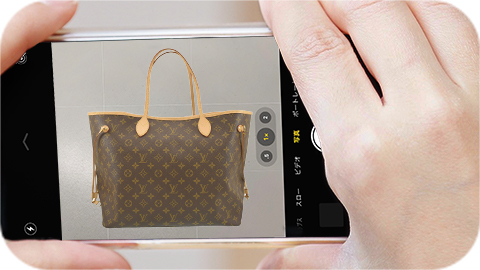 イメージ写真:手持ちのブランド品をスマホで撮影