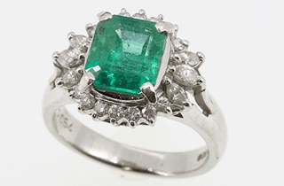 エメラルド ダイヤモンド取り巻きリング