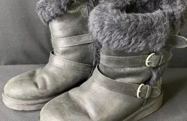 UGG アグ バックルムートンブーツ