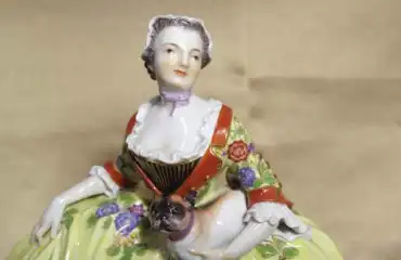 マイセン フィギリン 《婦人と犬》