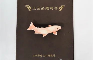 帯留め 鯉彫刻