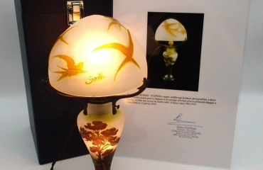 燕と湖水風景文 ランプ