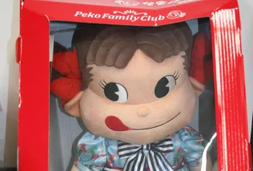 ペコちゃん ジャンボ ぬいぐるみ 苺ワンピース